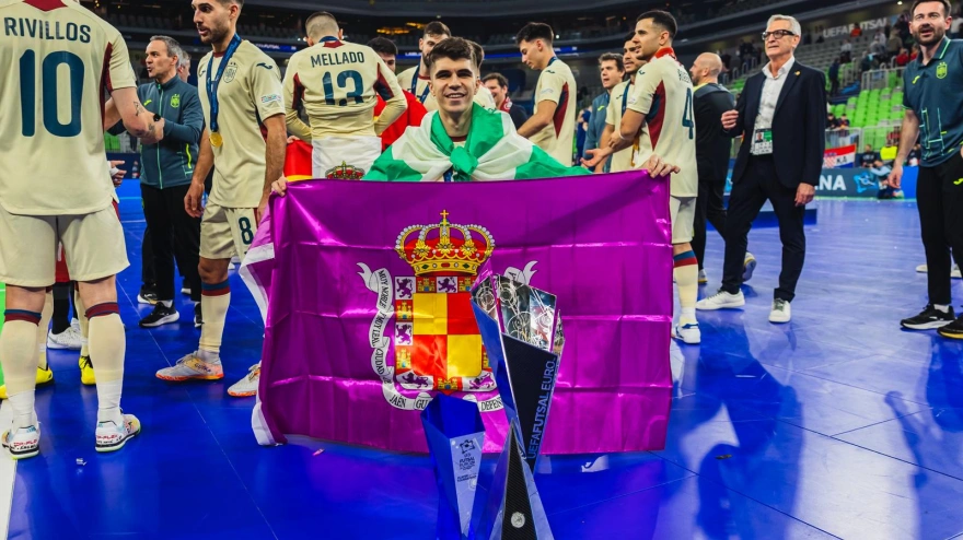 Un jiennense corona a España en el Europeo de fútbol sala y emociona al ondear la bandera de Jaén