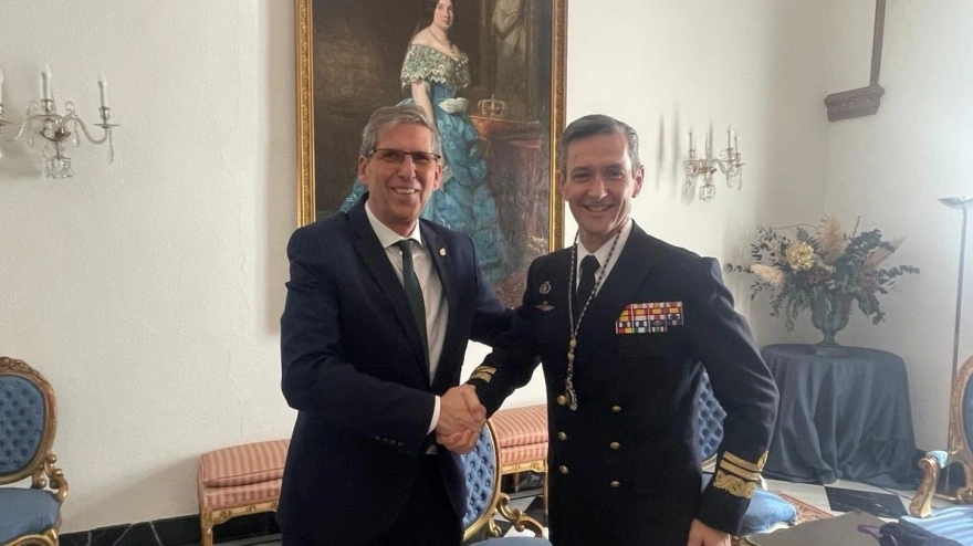 Saludo entre el Hermano Mayor marrajo y el Almirante