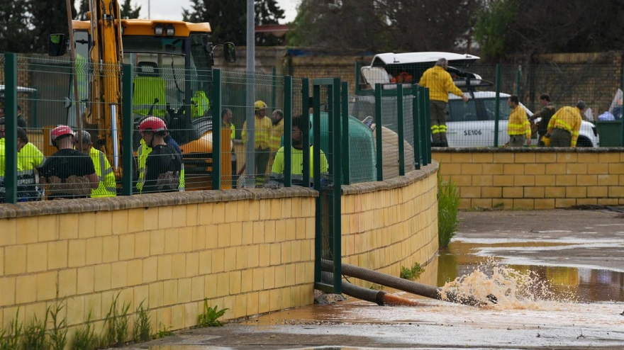 La UME continúa labores en zonas anegadas de El Palmar de Troya (Sevilla).