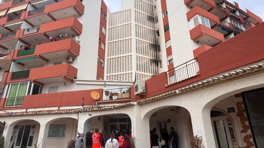 Los residentes del bloque afectado por el incendio en Xàbia a la espera de noticias para entrar en sus casas