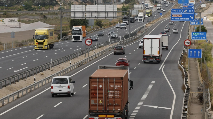 Camiones por una carretera de España
