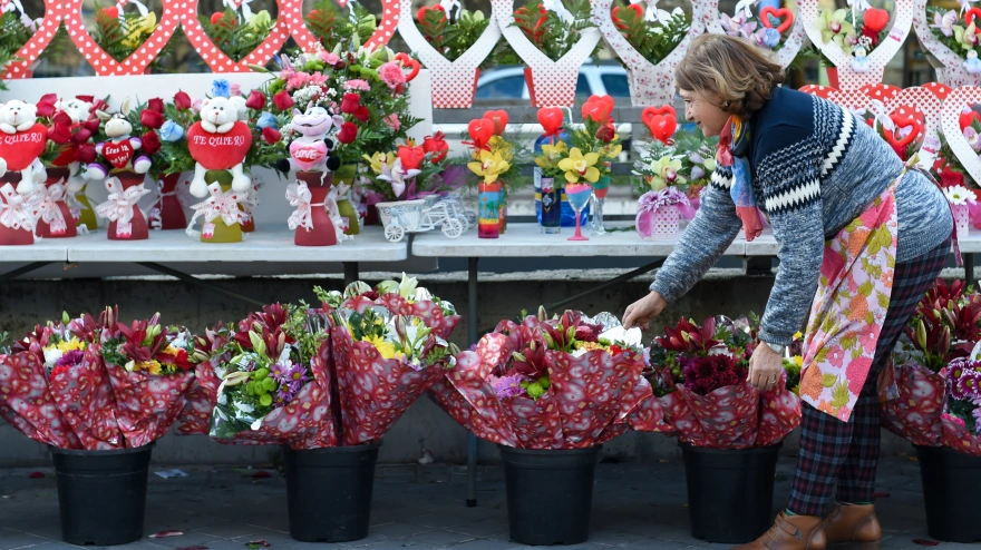 (Foto de ARCHIVO)Una empleada coloca ramos de flores en la floristería 'Miguel Hernández', un día antes de San Valentín, a 13 de febrero de 2023, en Madrid (España). Según un estudio de Aladina.com, cada español con pareja gastará una media de 80 euros en regalos para su pareja. La mayoría comprará solo un regalo y entre ellos está el envío de flores. Ocio y experiencias originales serán los regalos estrella de este año, seguidos de los clásicos como ropa, complementos, calzado y perfumes. Cada año, los españoles compran más regalos exclusivamente online.Gustavo Valiente / Europa Press13 FEBRERO 2023;MADRID;FLORISTERIAS;SAN VALENTIN13/2/2023