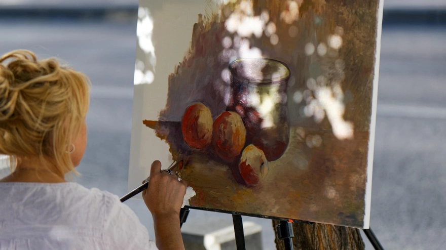 Mujer pintando un cuadro