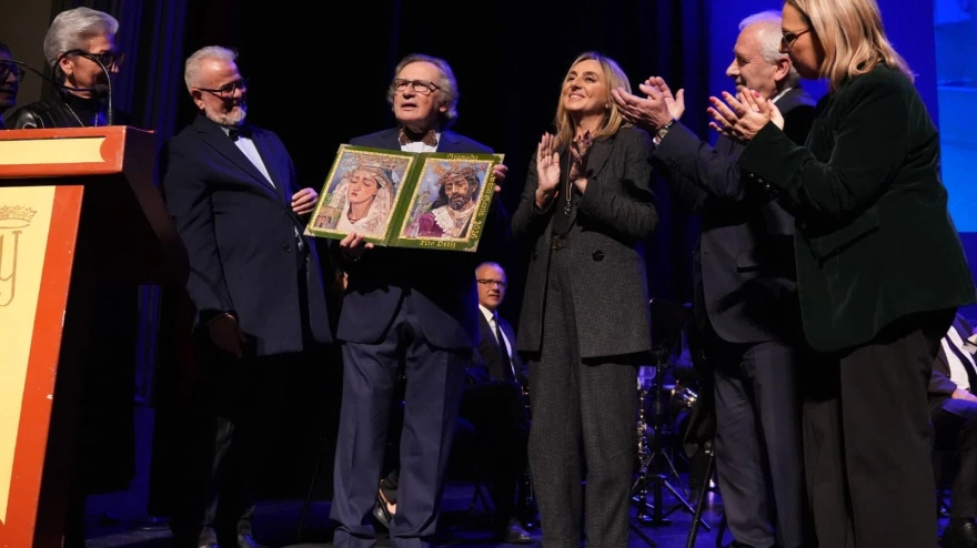 Tito Ortiz en el momento de recibir las tapas del Pregón de la Semana Santa de Granada 2026