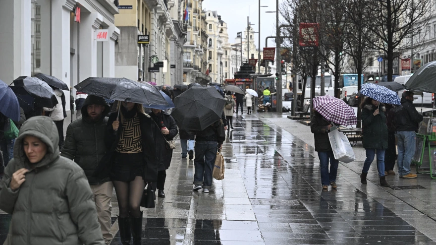 Transeúntes con sus paraguas por el centro de Madrid
