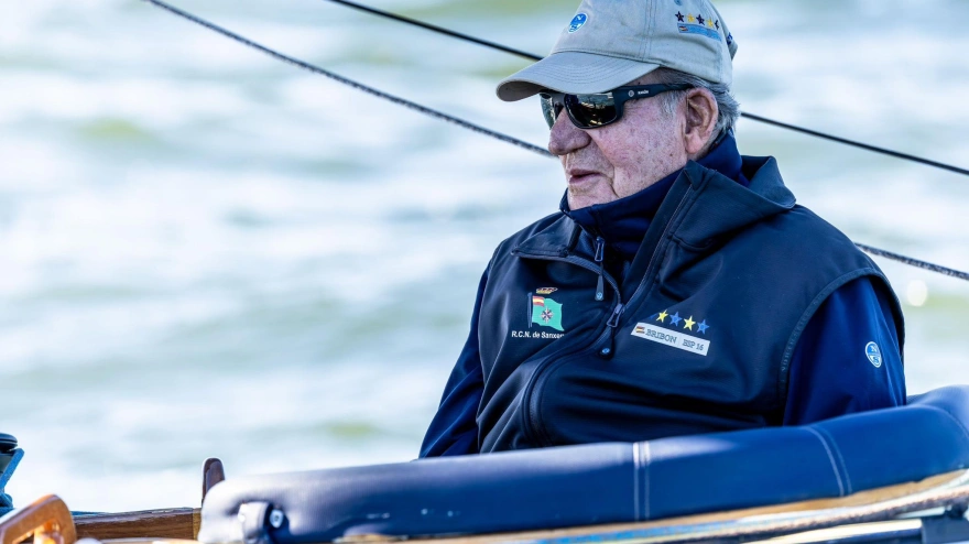 El rey Juan Carlos a bordo de 'El Bribón' defiende el título mundial de 6 Metros en Nueva York, a 22 de septiembre de 2025, en Nueva York