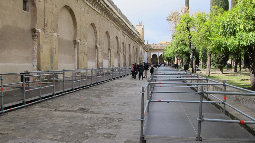 Estructuras para los palcos en el Patio de los Naranjos de la Mezquita