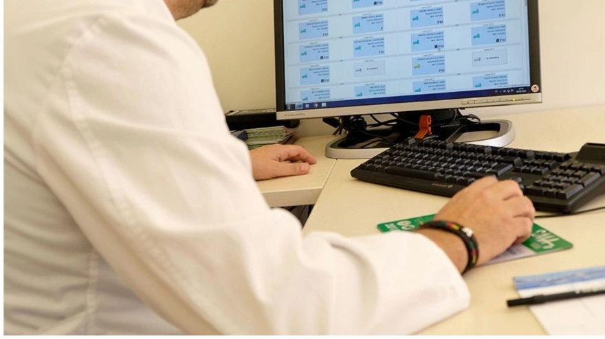 Médico de atención primaria en consulta.