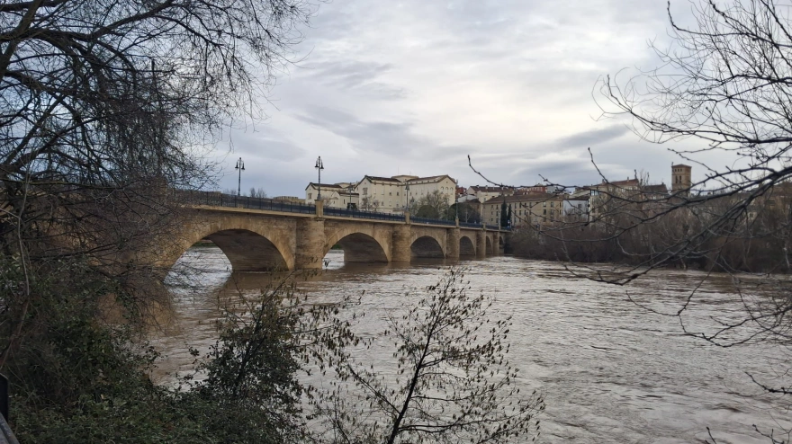 El Ebro desciende en Logroño tras la crecida, aunque sigue alto en Castejón