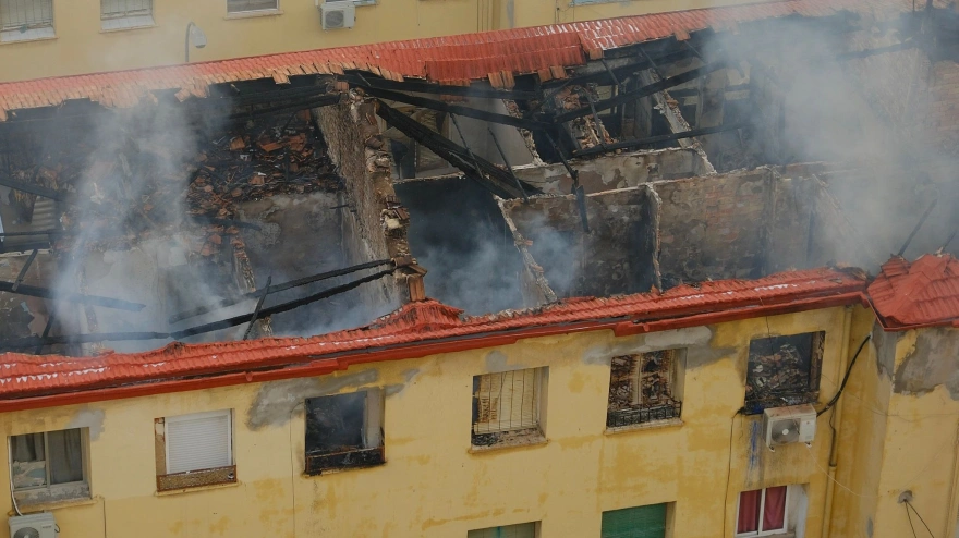 Así ha quedado el tejado del bloque de viviendas tras el incendio.