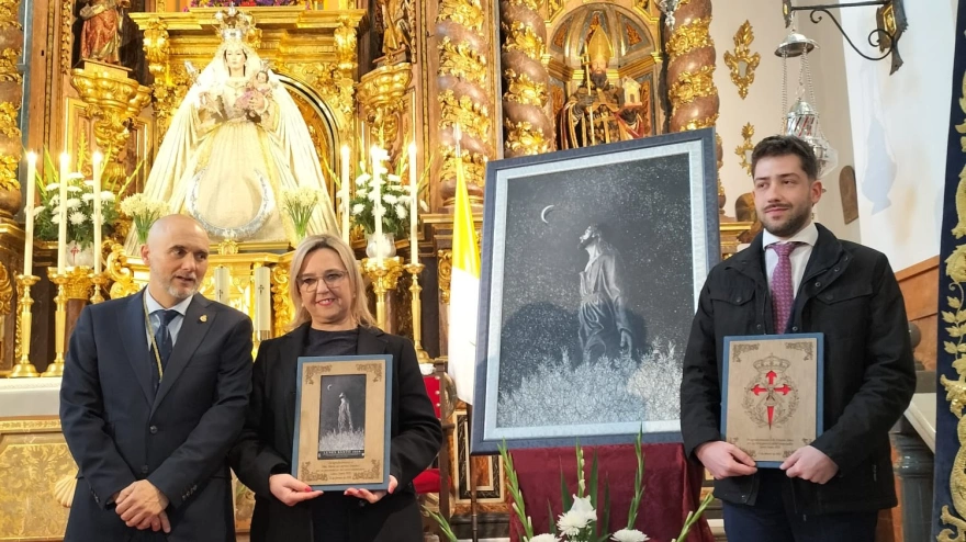 Jesús Molina, Hermano Mayor de la Oración en el Huerto, Mamen Sánchez, presentadora del cartel, y Cristia Iañez, autor