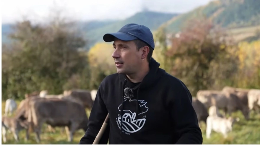 Jorge, ganadero de vacuno del Pirineo en un vídeo del canal de YouTube MP DANCAUSA, conducido por María Pilar Dancausa.