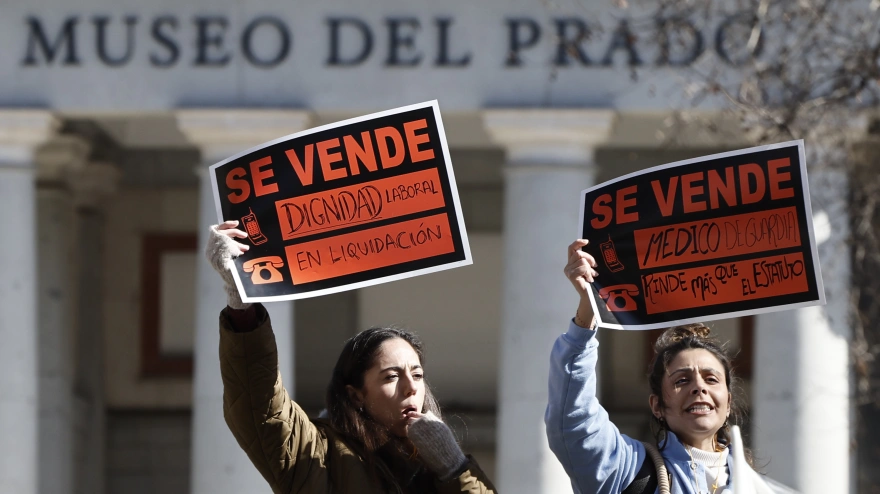 Vista de la manifestación de médicos previa a la huelga de la semana próxima contra el estatuto marco que regula las condiciones laborales del personal del Sistema Nacional de Salud a su llegada al Ministerio de Sanidad en Madrid este sábado