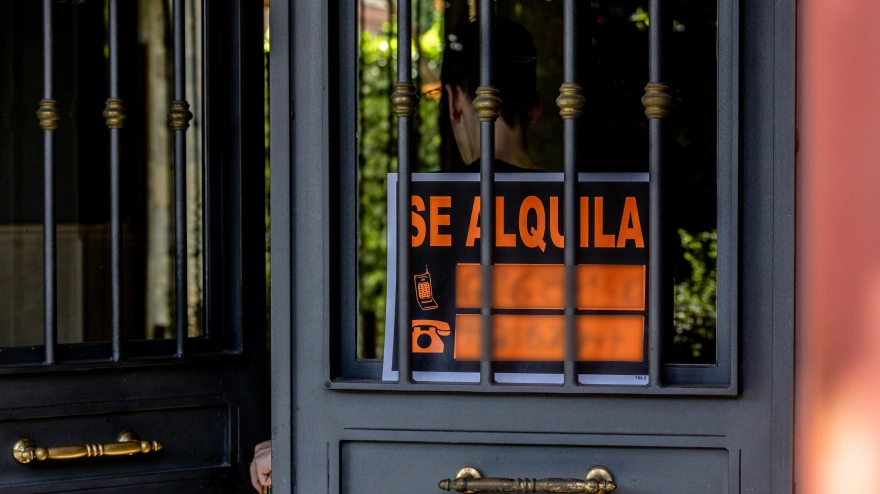 Un cartel que anuncia que se alquila una vivienda