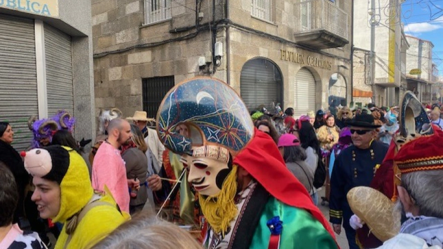 Las pantallas marcan el paso del desfile de Entroido en Xinzo