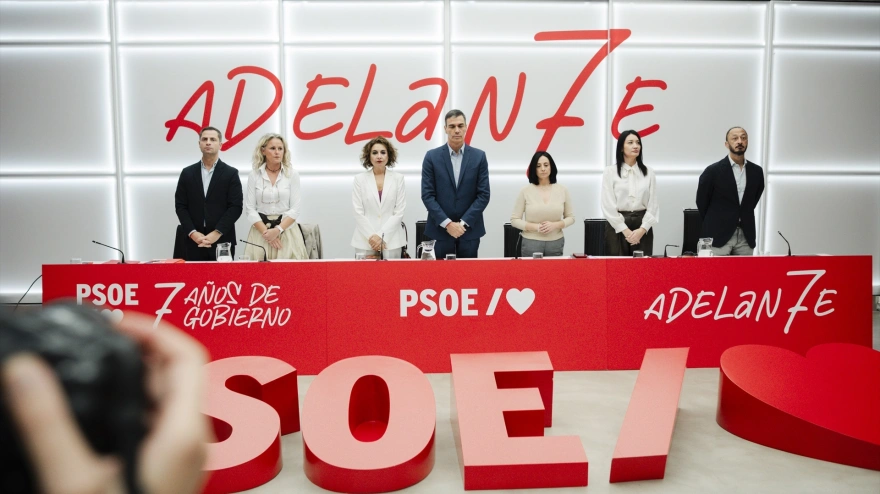 El secretario adjunto de Organización y Transparencia del PSOE, Borja Cabezón, a la izquierda de la imagen