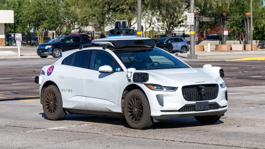 Un robotaxi en las calles de Phoenix, Estados Unidos