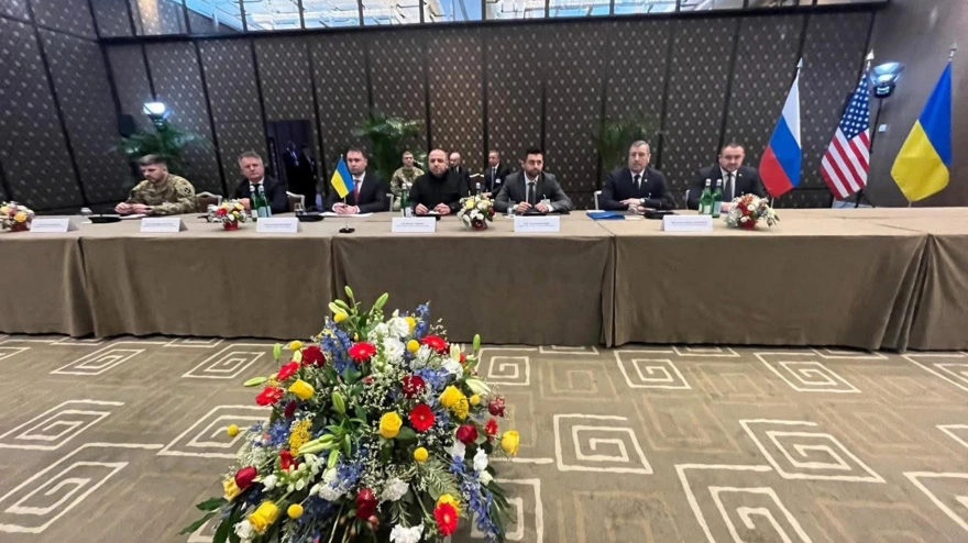 Las delegaciones de Rusia, Ucrania y EE. UU. comenzaron este martes en la ciudad suiza de Ginebra una tercera ronda de sus contactos trilaterales para buscar un acuerdo de paz