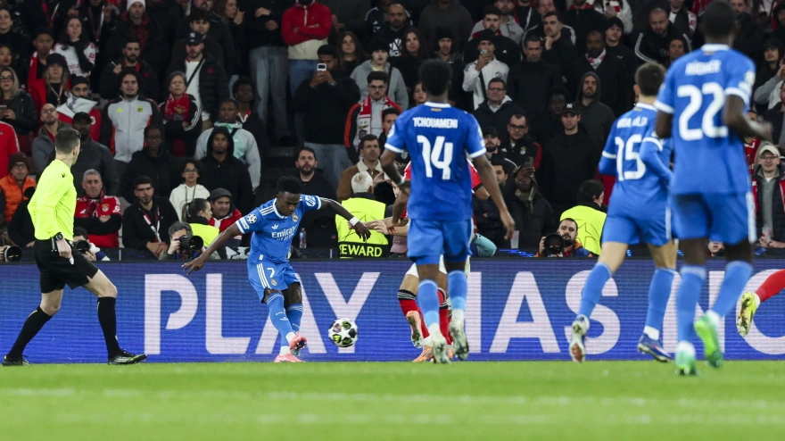 Lisbon (Portugal), 17/02/2026.- Real Madrid's Vinicius Junior (L) scores a goal during the UEFA Champions League soccer match between Benfica and Real Madrid, in Lisbon, Portugal, 17 February 2026. (Liga de Campeones, Lisboa) EFE/EPA/JOSE SENA GOULAO