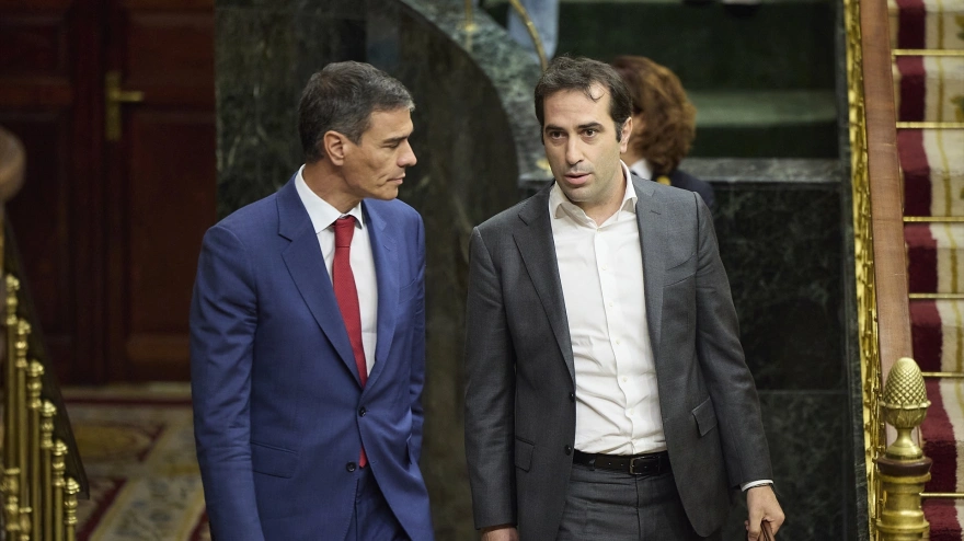 El presidente del Gobierno, Pedro Sánchez, y el ministro de Economía, Comercio y Empresa, Carlos Cuerpo