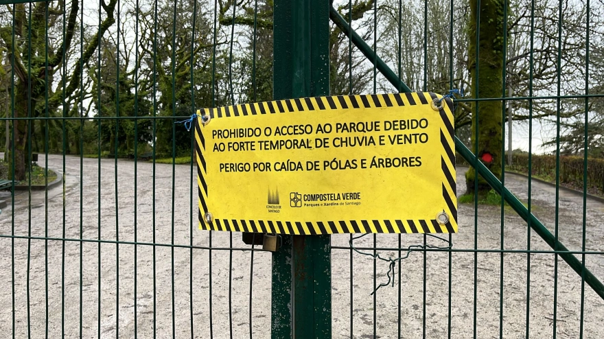 Acceso cerrado al parque de La Alameda de Santiago por aviso meteorológico