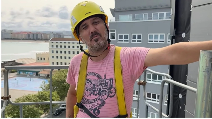 Captura de pantalla de @magdiyyesi ; David, montador de hierros