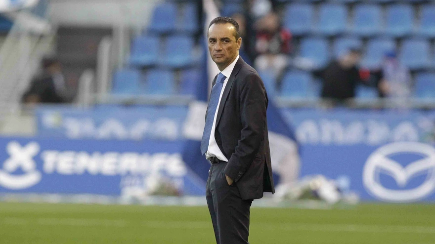 José Luis Oltra en un partido del CD Tenerife