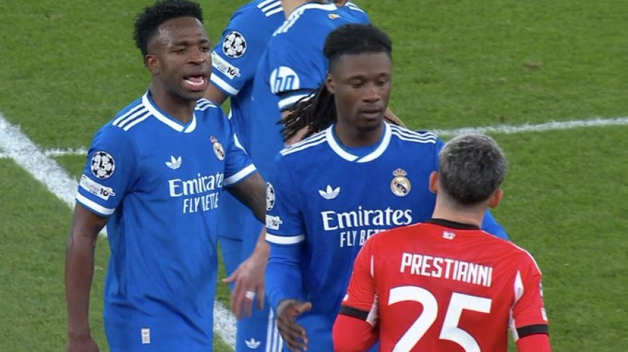 Vinicius habla con Prestianni instantes antes del presunto insulto.