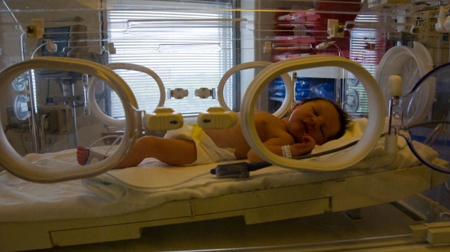 Bebé recién nacido en una incubadora