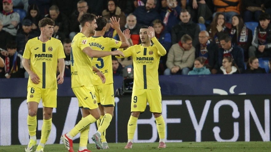 Mikautadze celebra el gol en el Levante - Villarreal