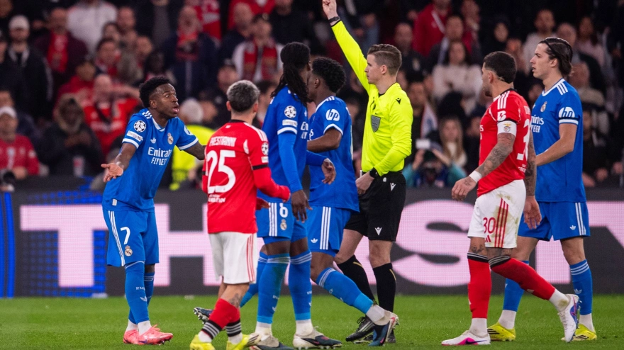 Vinicius, amonestado durante el Benfica-Real Madrid