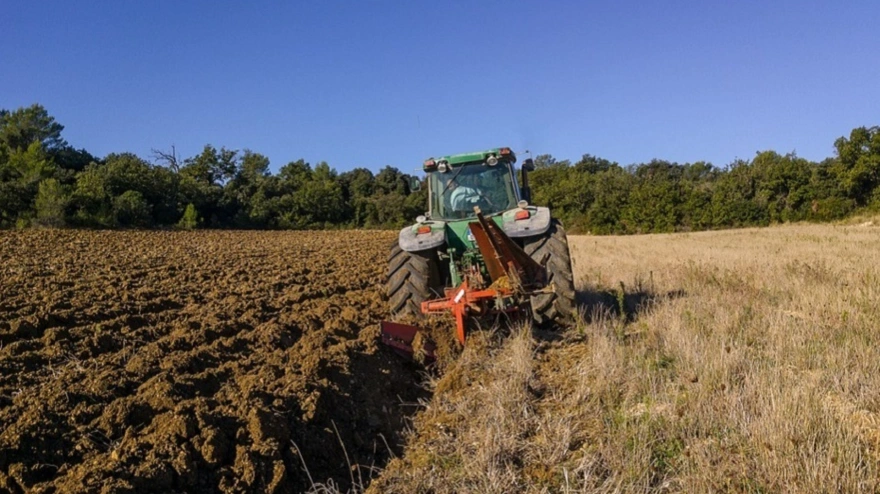 Tractor arando en el campo