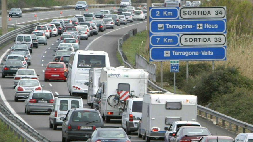 El incremento de vehículos en la AP-7 provoca retenciones diarias en diversos tramos de la carretera