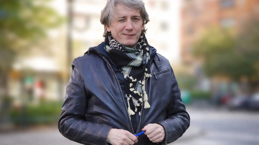 Carlos Martínez, candidato socialista a la Junta de Castilla y León, anima al voto por correo con un guiño