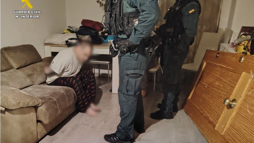 Incautadas drogas y material de corte en una vivienda de Guardamar