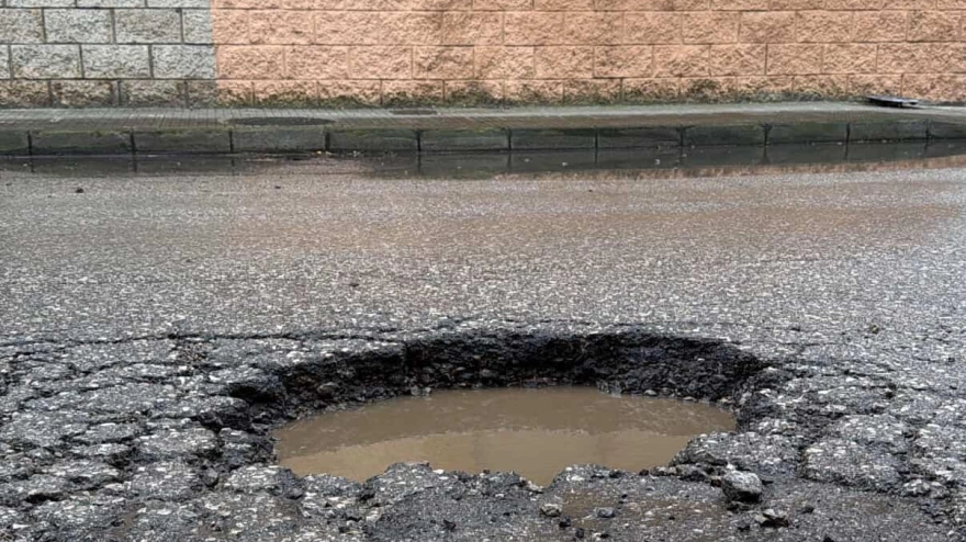 César Díaz sobre el asfalto del polígono de Raos: “Arreglaremos lo que es nuestro y adelantaremos las obras que no nos corresponden”