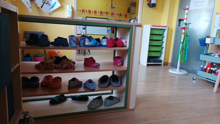 ENTRADA AULA ESCOLAR CON ZAPATILLAS
