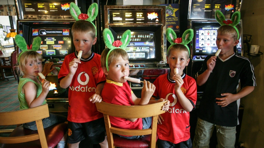 Niños comiendo piruletas