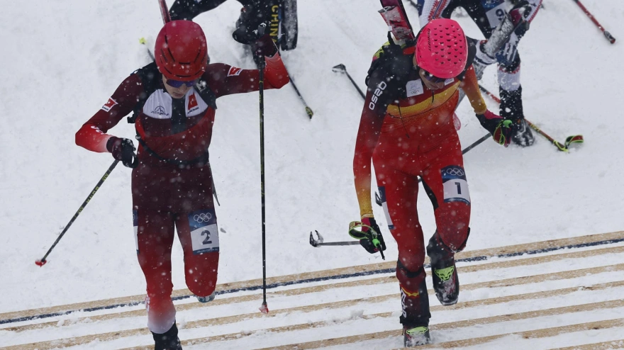 Jon Kistler (izq.) de Suiza y Oriol Cardona Coll (der.) de España en acción durante el Sprint Masculino de las competiciones de Esquí de Montaña en los Juegos Olímpicos de Invierno Milano Cortina 2026