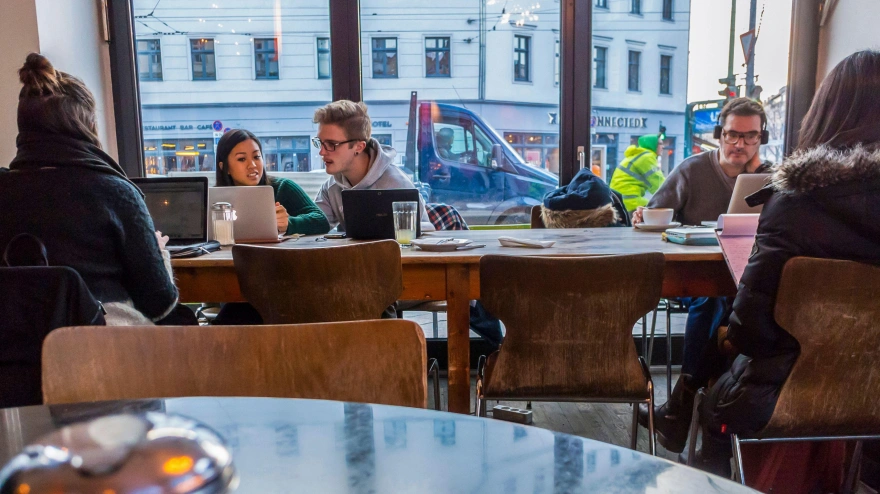 Un grupo de jóvenes trabajando en una cafetería en Alemania