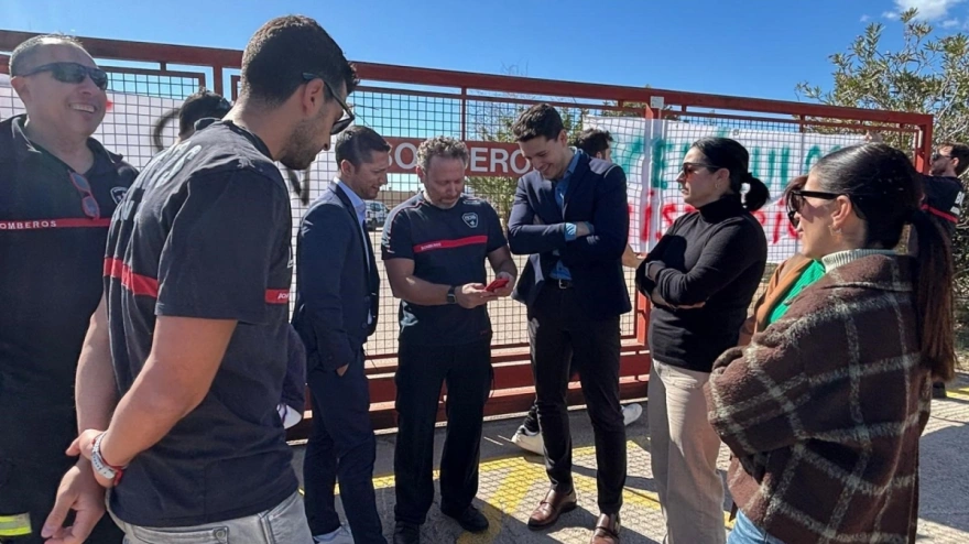 Representantes sindicales de los bomberos de Águilas junto al alcalde