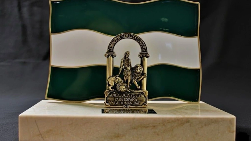 Galardón 'Bandera de Andalucía' que se entrega en las ocho provincias.