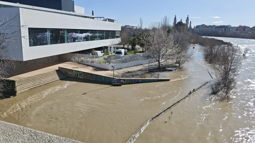 El Ebro, en un momento de la crecida, en Zaragoza
