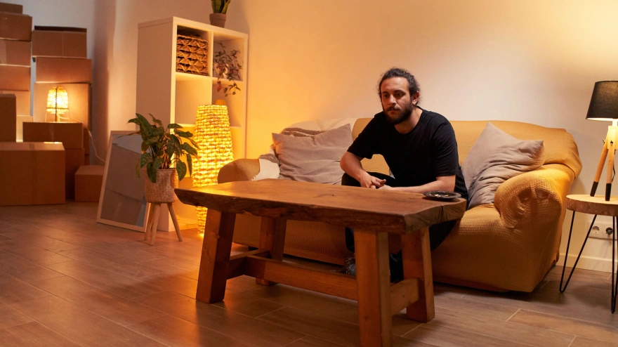 Un hombre de baja en casa