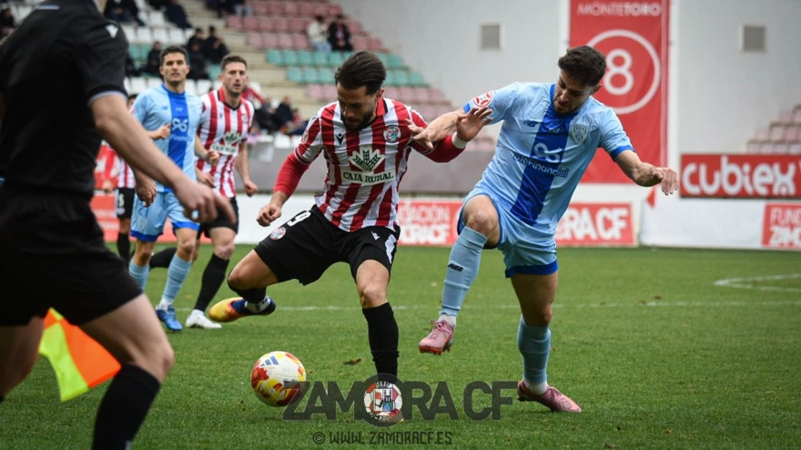Losada del Zamora CF en el duelo ante el Barakaldo