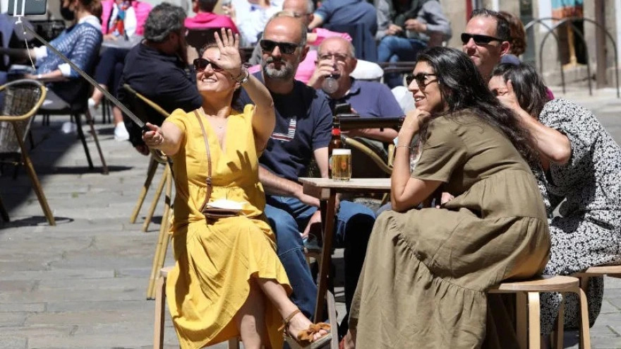 Un grupo de turistas en la terraza de un bar de Avilés