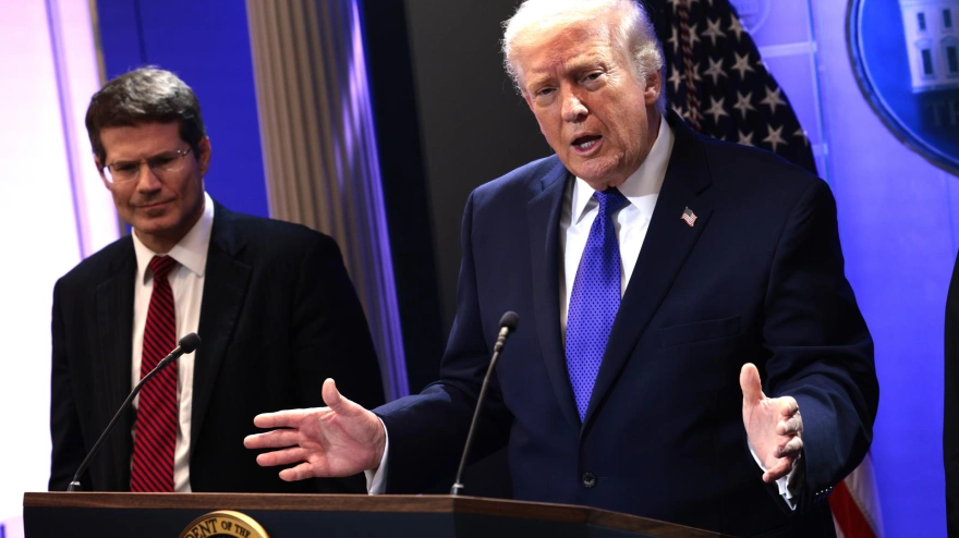 El presidente de Estados Unidos, Donald J. Trump (derecha)