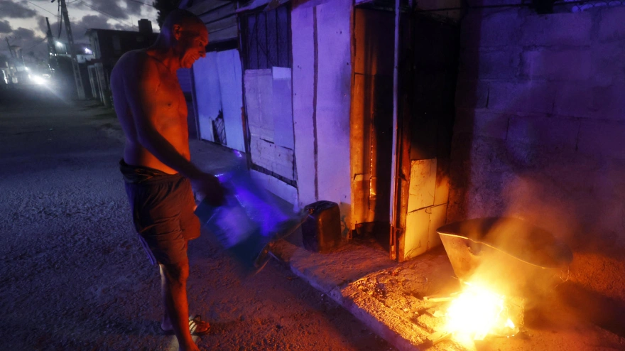 Una persona prepara alimentos en un fogón con leña este martes, en La Habana (Cuba)