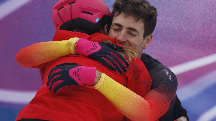 Ana Alonso y Oriol Cardona se abrazan tras conquistar el bronce en los Juegos Olímpicos.