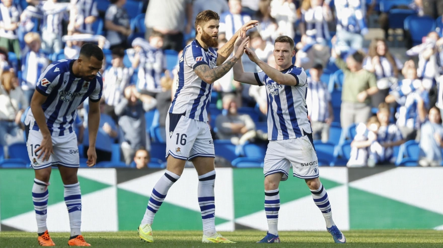 El defensa de la Real Sociedad Duje Caleta-Car celebra tras marcar el segundo gol del equipo.